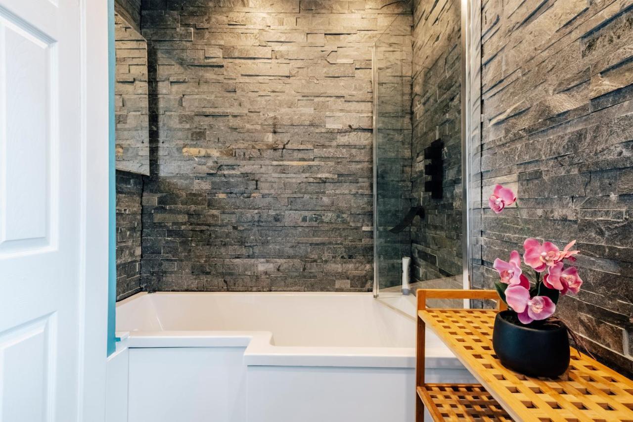 ボルトン Luxury Unique Townhouse With Hottub & Pizza Ovenヴィラ エクステリア 写真